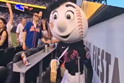 Mr. Met hilariously leans into his viral Lumineers concert fall with bandages and a sling