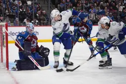 Nathan MacKinnon, Avalanche keep white-hot start rolling with home win against Canucks